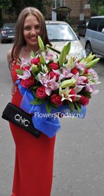 Яркий букет из орхидей, лилий и роз