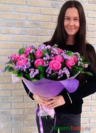 Изысканный букет из роз и статицы