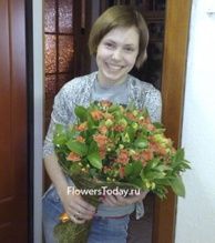 Кустовые розы, альстромерия и гиперикум