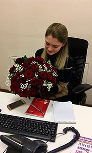 Букет из красных роз и гипсофилы