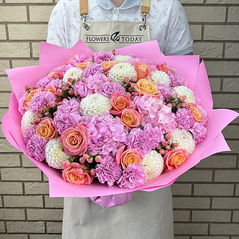 Гортензии, розы, георгины и гвоздики