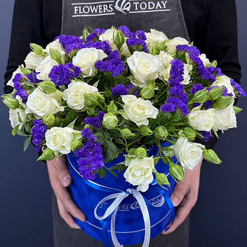 Кустовые розы и статица