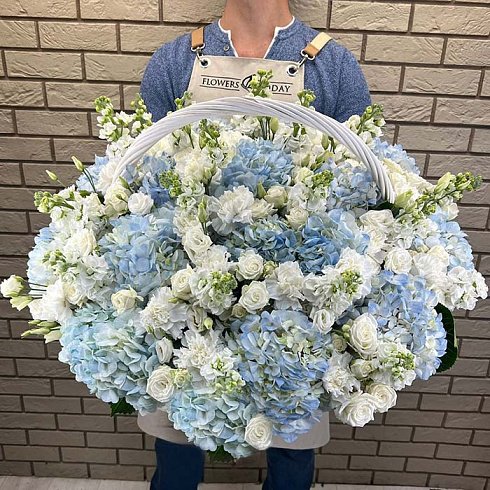 Бело голубая с эустомой и гортензией