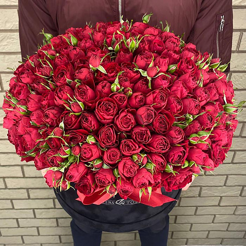 красные кустовые розы в черной коробке