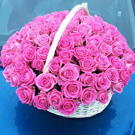 Розовые розы в корзине