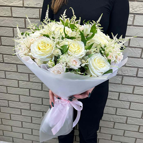 Пионовидные и кустовые розы с альстромериями