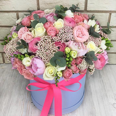 Коробка ранункулюсов, пионов и роз