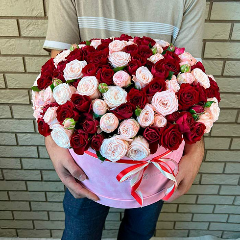 Кустовые розы микс в коробке