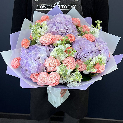 Пионовидные розы, маттиолы и гортензии