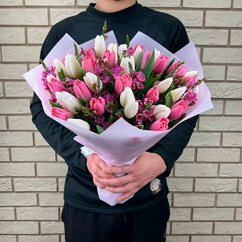 Розовые и белые тюльпаны с хамелациумом