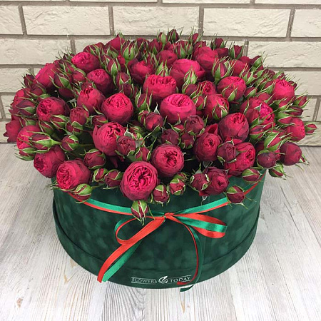 Пионовидные кустовые розы в большой коробке