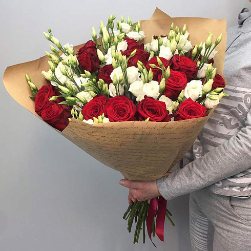 Розы и эустомы в крафте