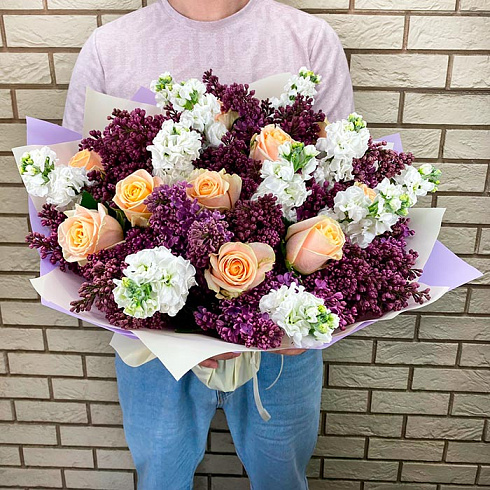 Маттиола, сирень и розы