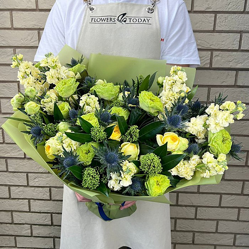 Пионовидные розы, маттиола и экзотика