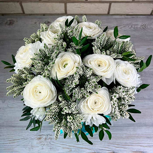 Ранункулюсы и цветы Вероника в коробке