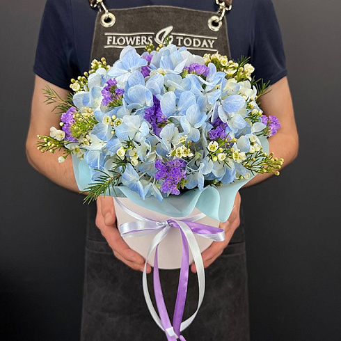 Небольшая композиция с гортензией и со статицей