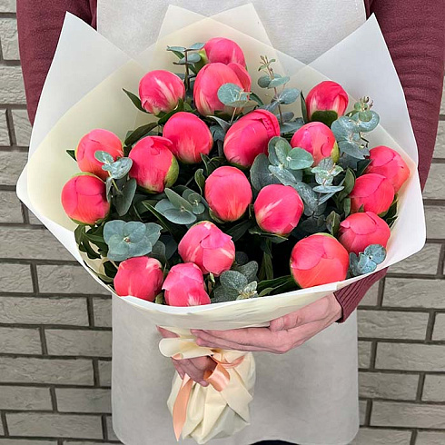 Кораловые пионы с эвкалиптом