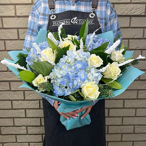 Гортензии, розы и ель