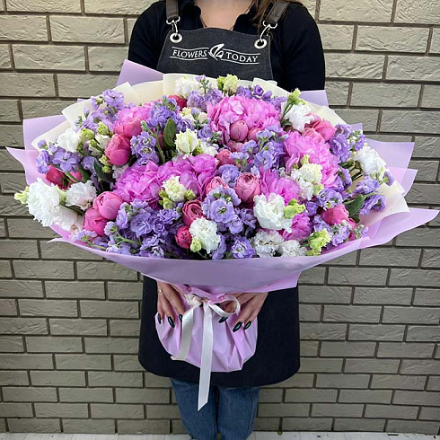 Гортензии, кустовые розы, маттиола и эустома