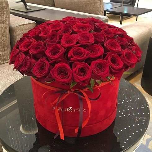 81 роза в бархатной коробке