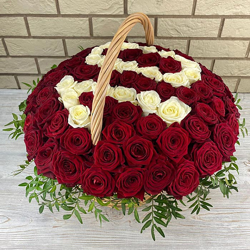 Цифры из красных и белых роз в корзине