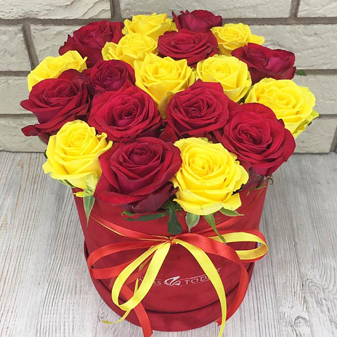 Красные и желтые розы в коробке