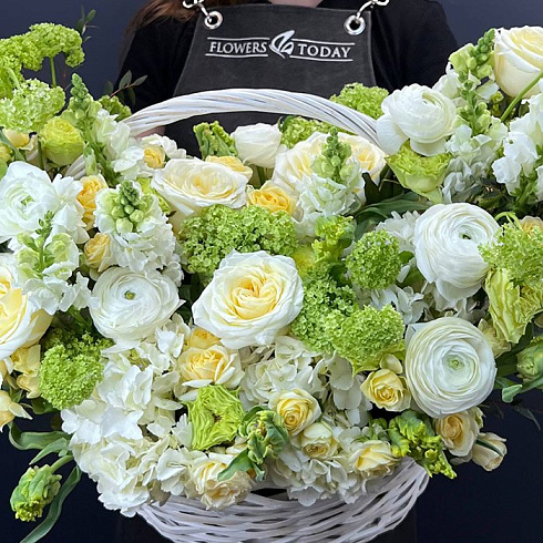 Корзина с ранункулюсами, розами и экзотикой