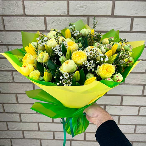 Пионовидные розы и тюльпаны