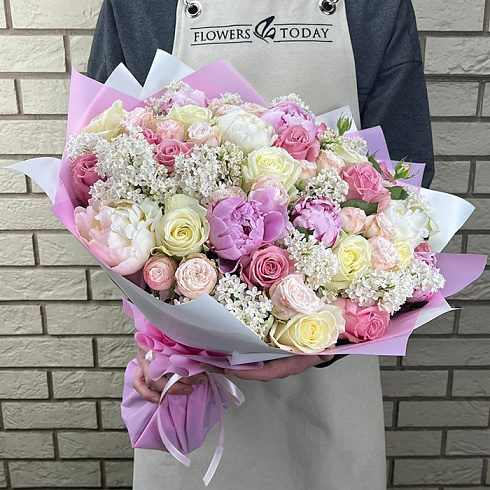 Пионы, пионовидные розы и сирень