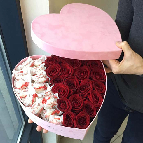 Розы и конфеты в бархатной коробке