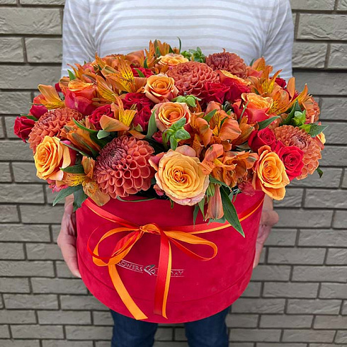 Яркая коробка с георгинами, розами и альстромерией