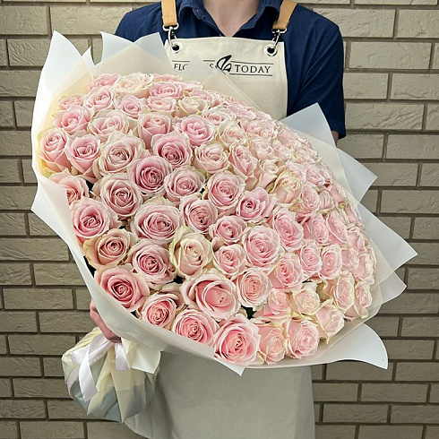 101 крупная нежно-розовая роза