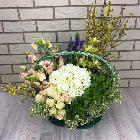 Гортензии, розы, эустомы и экзотика в корзине