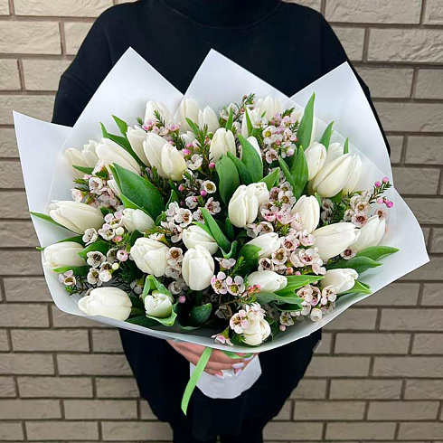 Белые тюльпаны и хамелауциум