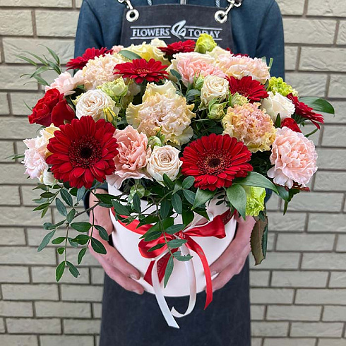 Герберы, эустомы, гвоздики, розы