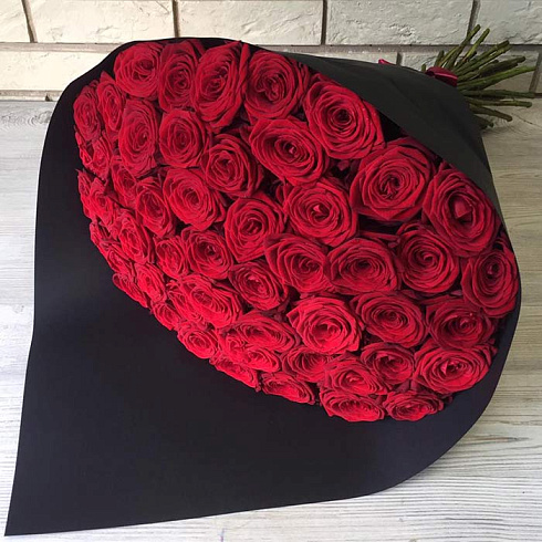 51 красная роза в черной бумаге