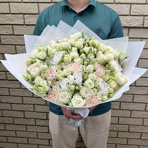 Кустовые розы, эустомы и гвоздики