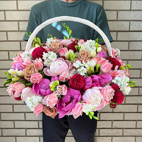 Яркая корзина с пионами, пионовидными розами, тюльпанами