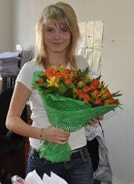 Кустовые розы, альстромерия и гиперикум Кустовые розы, альстромерия и гиперикум