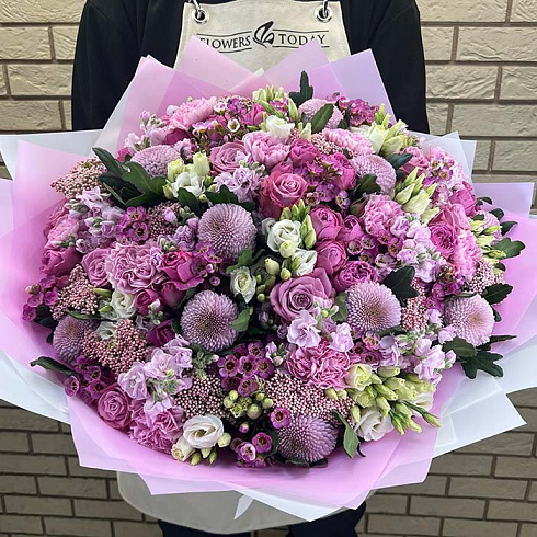 Яркий букет из маттиол и разных роз