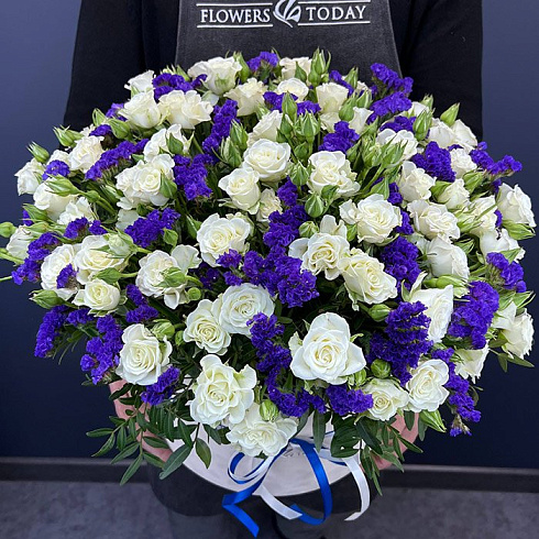 Белые кустовые розы и синяя статица