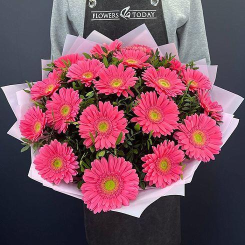 Розовые герберы и фисташ