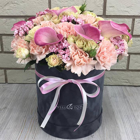 Каллы и розы в коробке