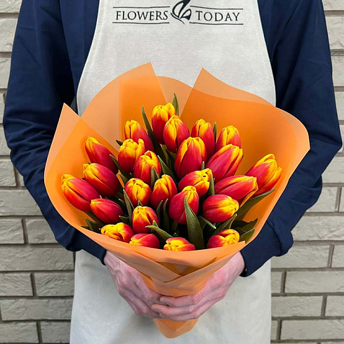 29 оранжевых тюльпанов