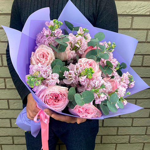 Пионовидные розы и маттиола