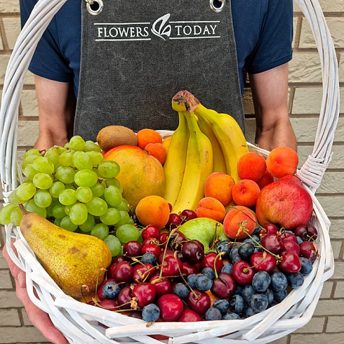 Бананы, виноград, груши и ягоды