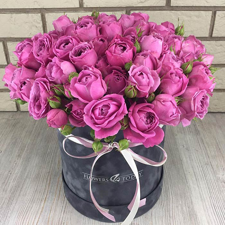 Пионовидные кустовые розы в коробке