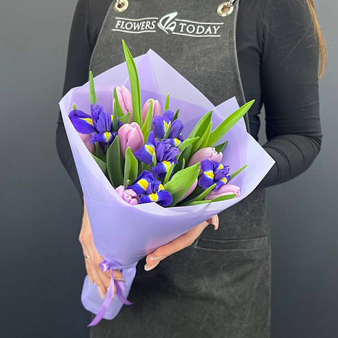 Ирисы и тюльпаны микс