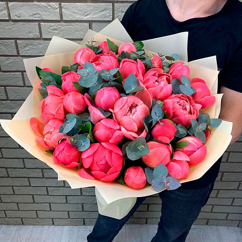 25 коралловых пиона и эвкалипт