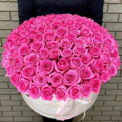 101 розовая роза в коробке